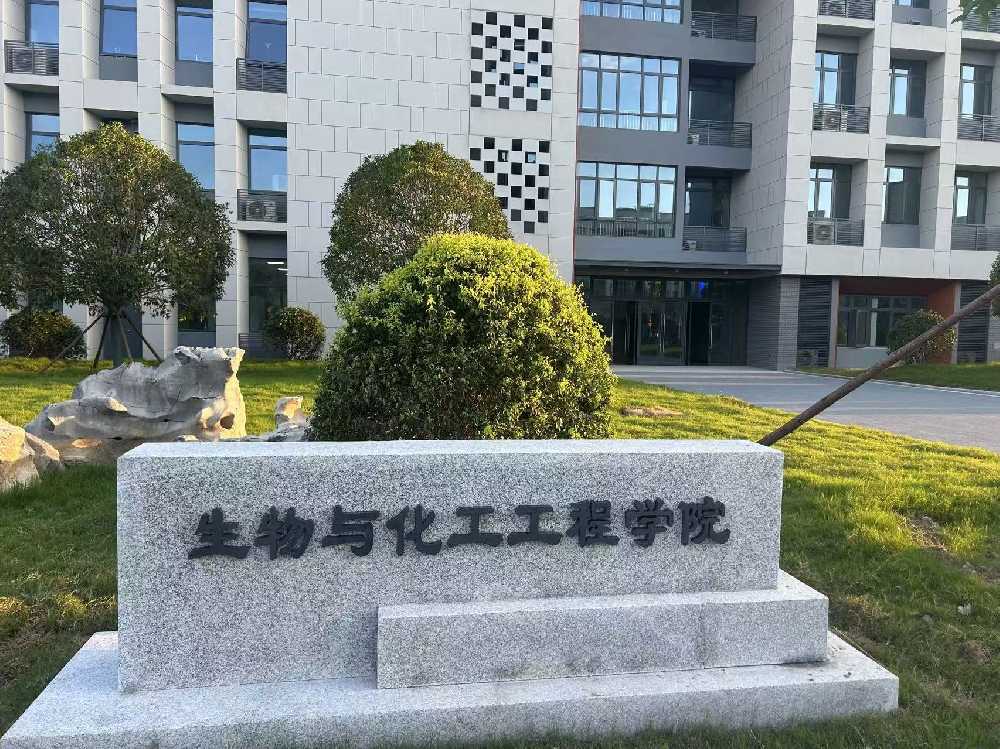 鸡冠区扬州职业大学体育场高杆灯项目